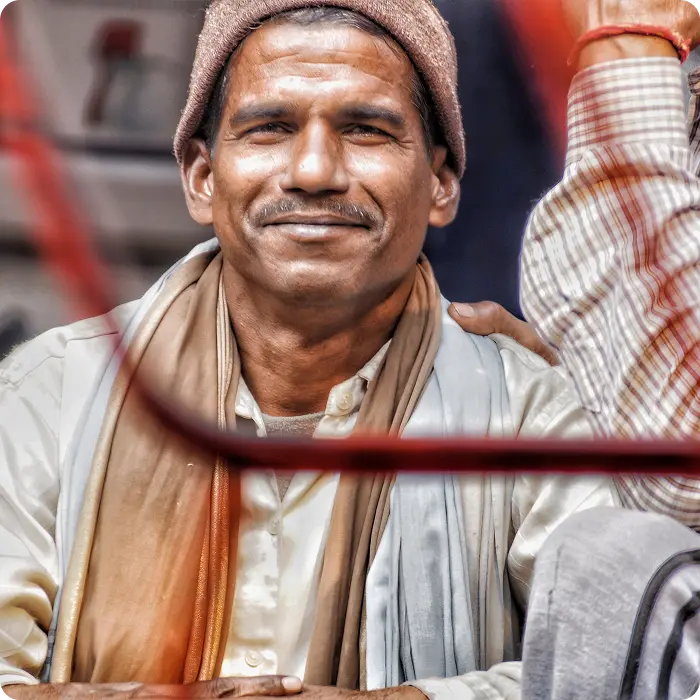 Un népalais en tenu traditionnelle qui souris